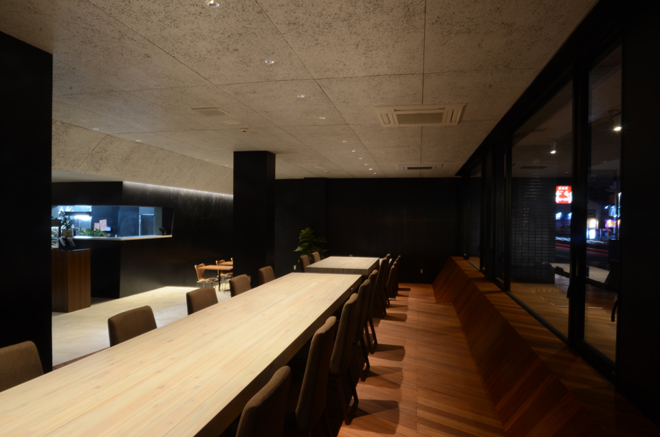 斜めの床と天井とテーブルのカフェ