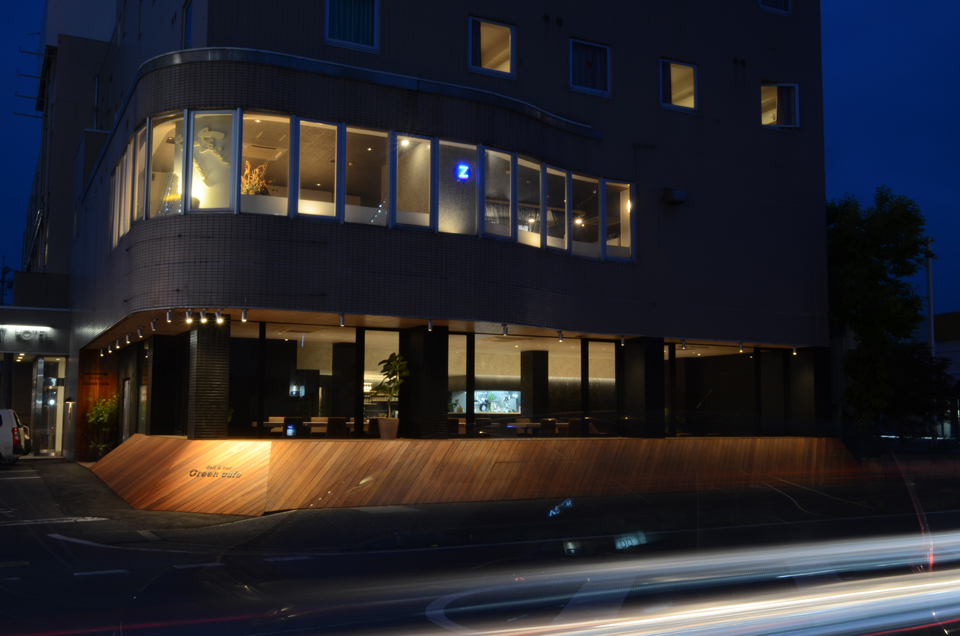 斜めの床と天井とテーブルのカフェ