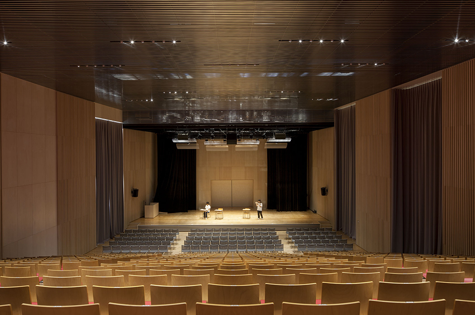 九州産業大学付属九州高等学校　コミュニティホール・部室棟