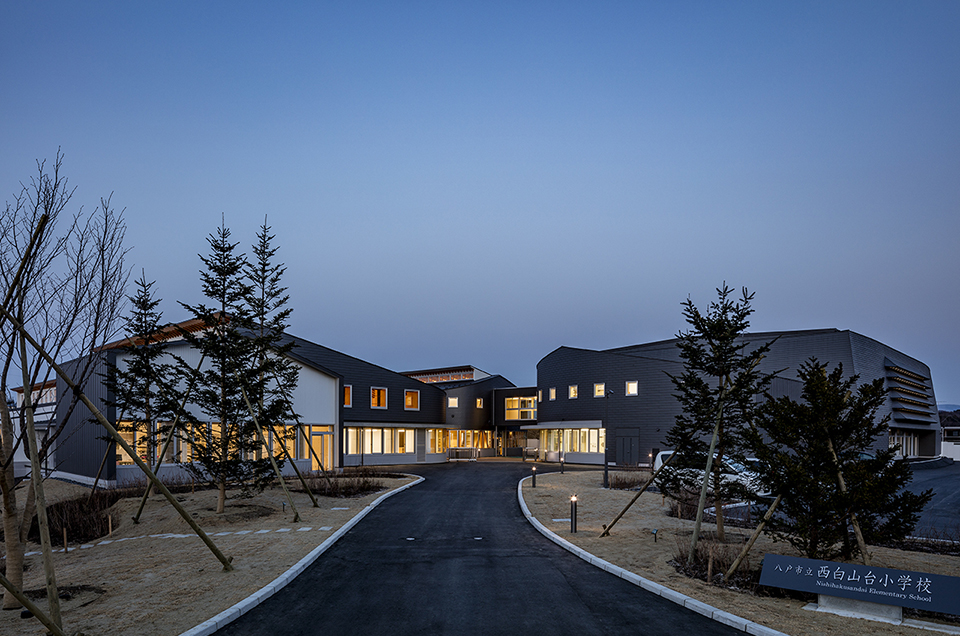 西白山台小学校